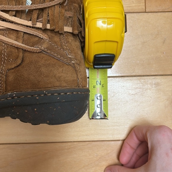 UGG AUSTRALIA “Gaviota” boots in tan - Picture 9 of 11